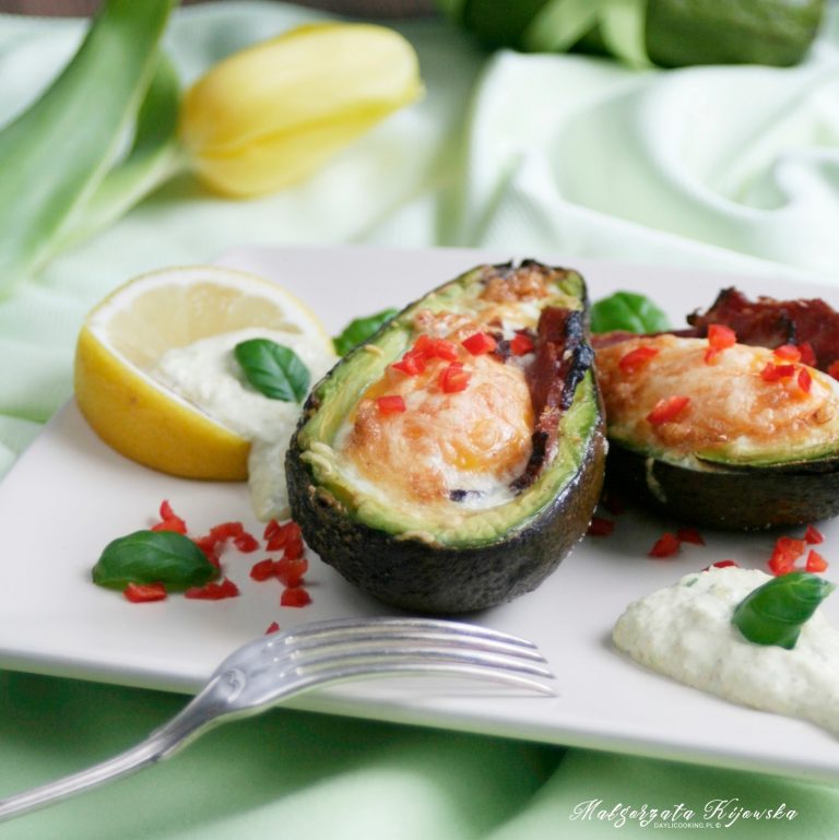 Awokado zapiekane z jajkiem i boczkiem