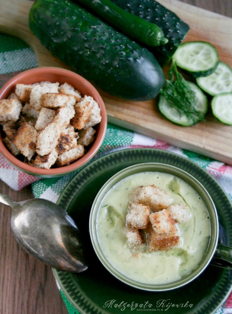 Zupa krem ze świeżych ogórków, z dodatkiem oliwy i grzanek
