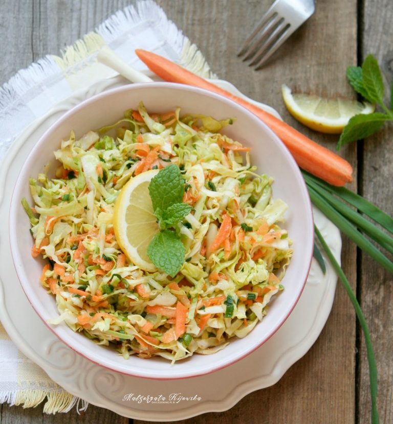Prosta i szybka surówka z młodej kapusty i marchewki