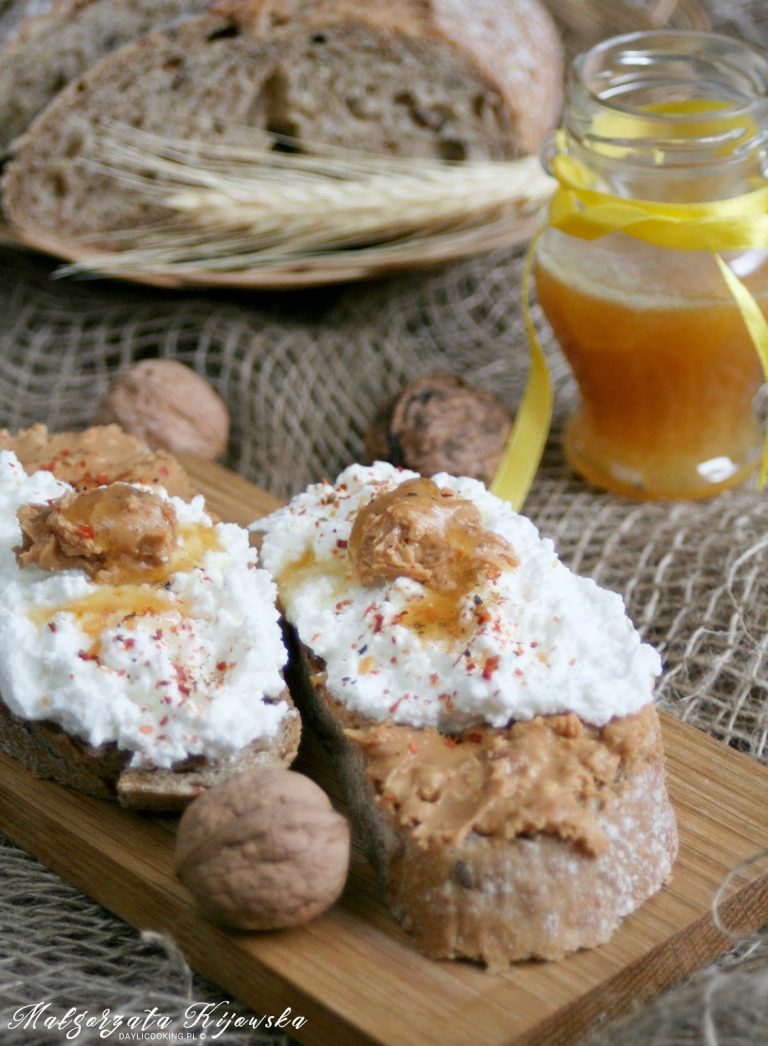 Grzanki z twarożkiem, masłem orzechowym, miodem i ostrą papryką