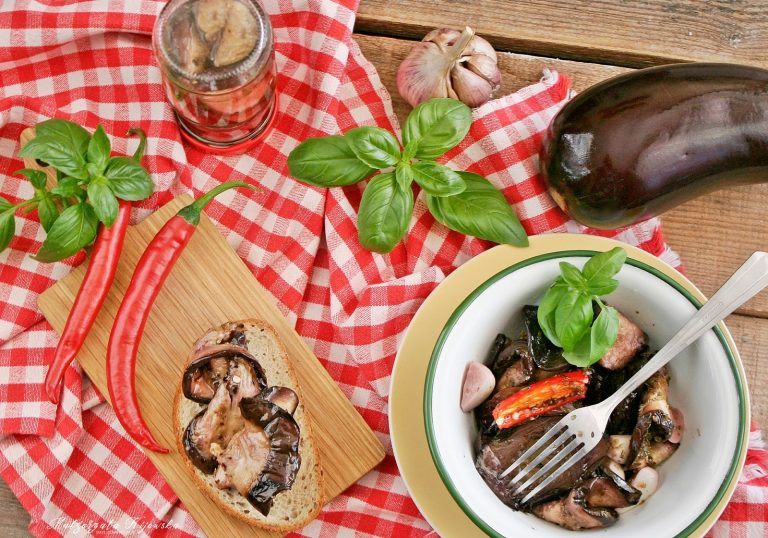 Grillowany bakłażan marynowany z ziołami i czosnkiem