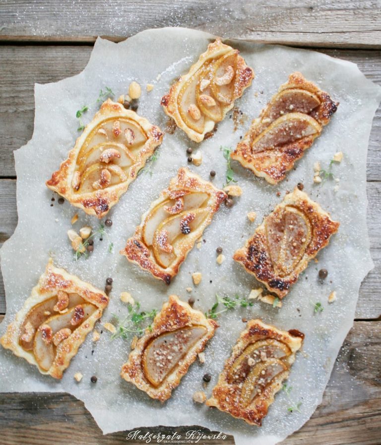 Ciastka francuskie z korzennym miodem, gruszkami i orzechami nerkowca