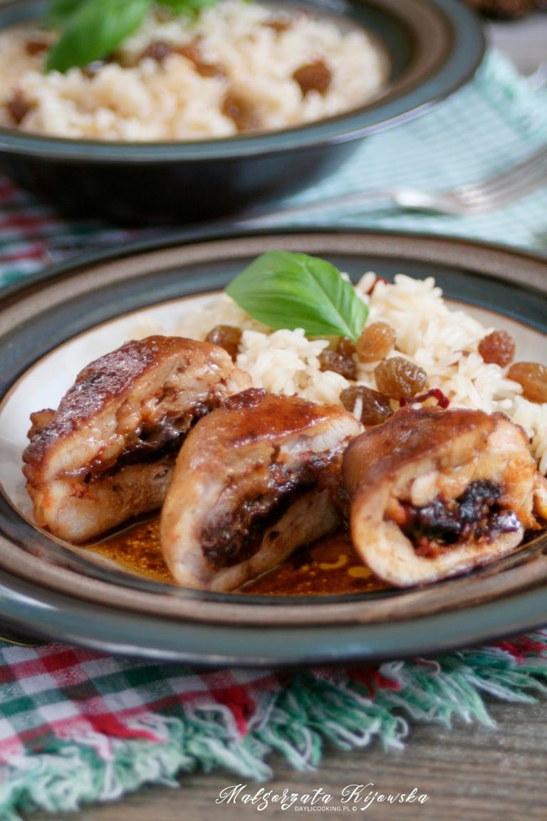 Drobiowe roladki z suszonymi pomidorami, w sosie z octem balsamicznym, z lekko pikantnym ryżem z rodzynkami