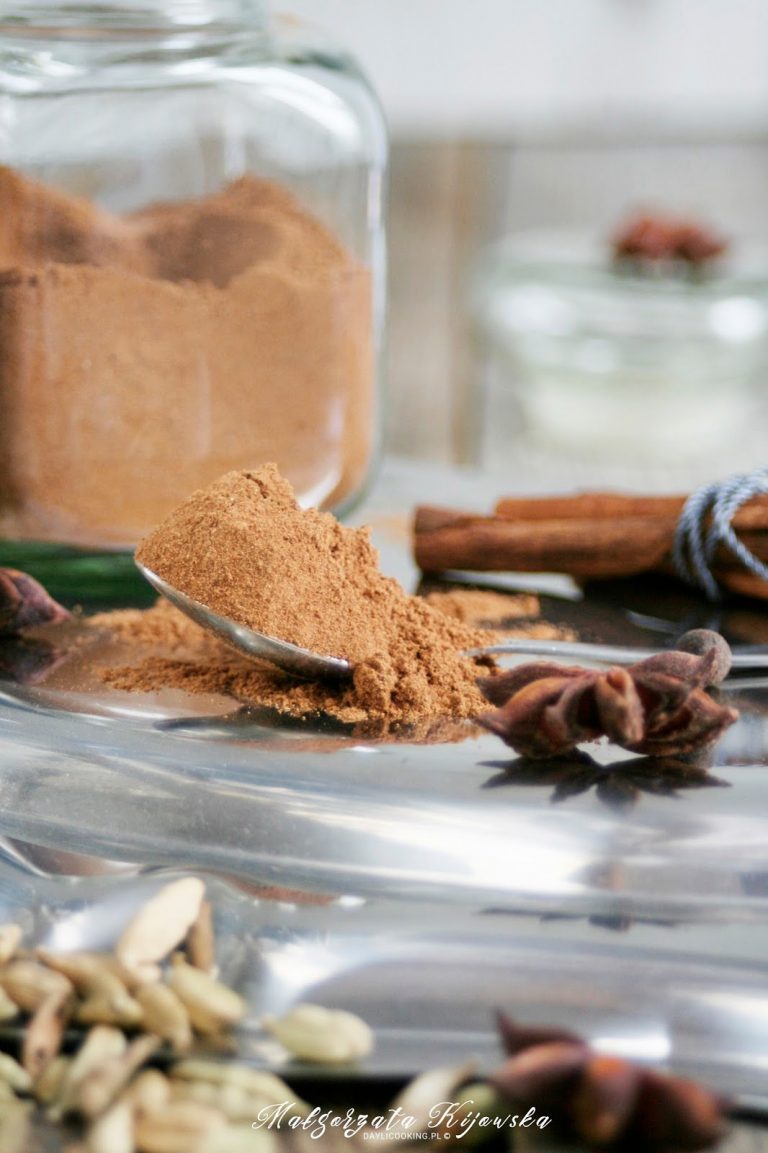 Domowa korzenna mieszanka przypraw do piernika, idealna do świątecznych ciast, ciasteczek, deserów i rozgrzewających napojów