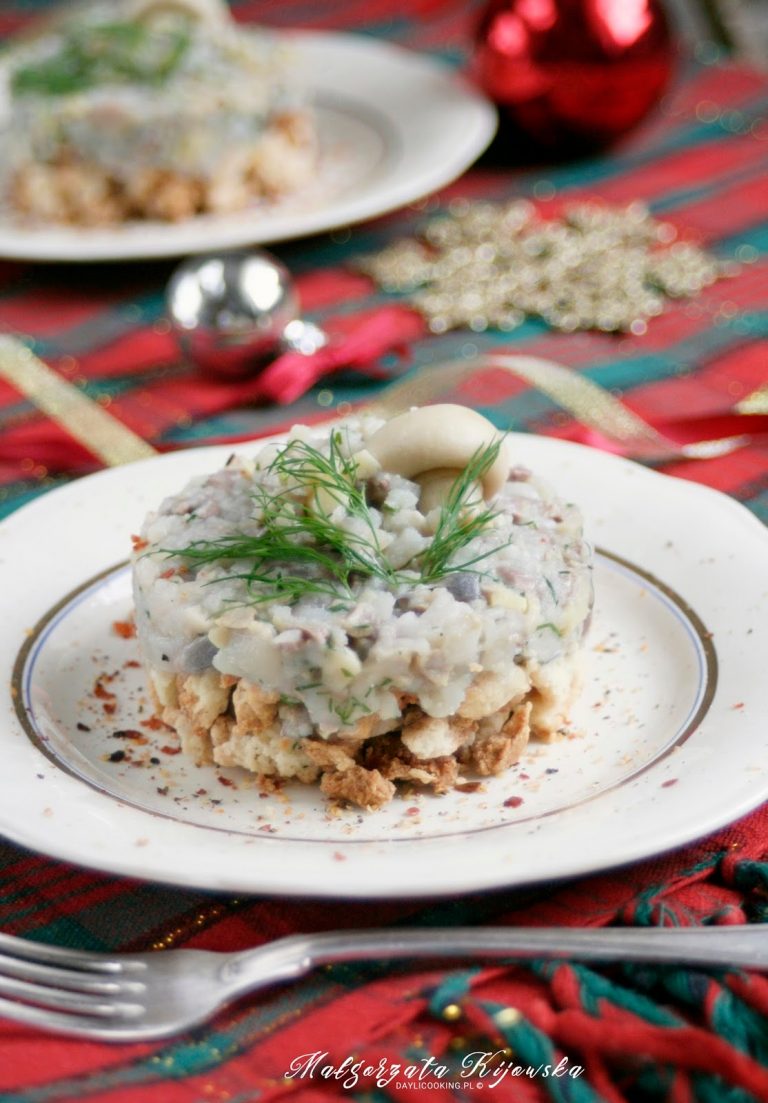 Przepis na tatar ze śledzia na krakersach domowej roboty