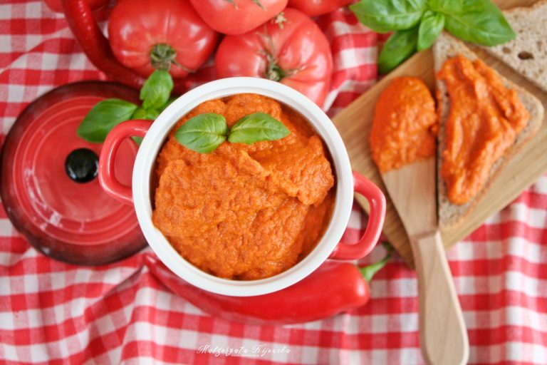 Domowy pikantny ketchup z dodatkiem papryki i marchewki