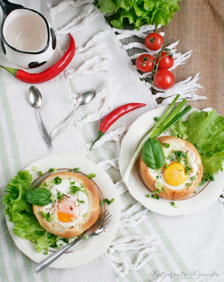 Bułeczki zapiekane z jajkiem, szynką i mozzarellą