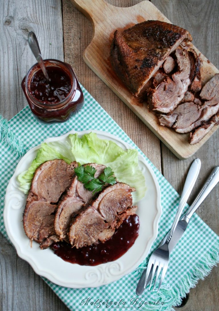 Pieczona pierś z gęsi z dodatkiem borówek