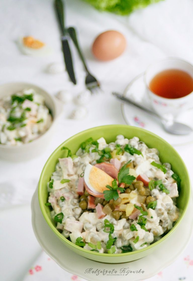 Prosta sałatka z ziemniaków, jajek, szynki i ogórków konserwowych z sosem majonezowo-musztardowym