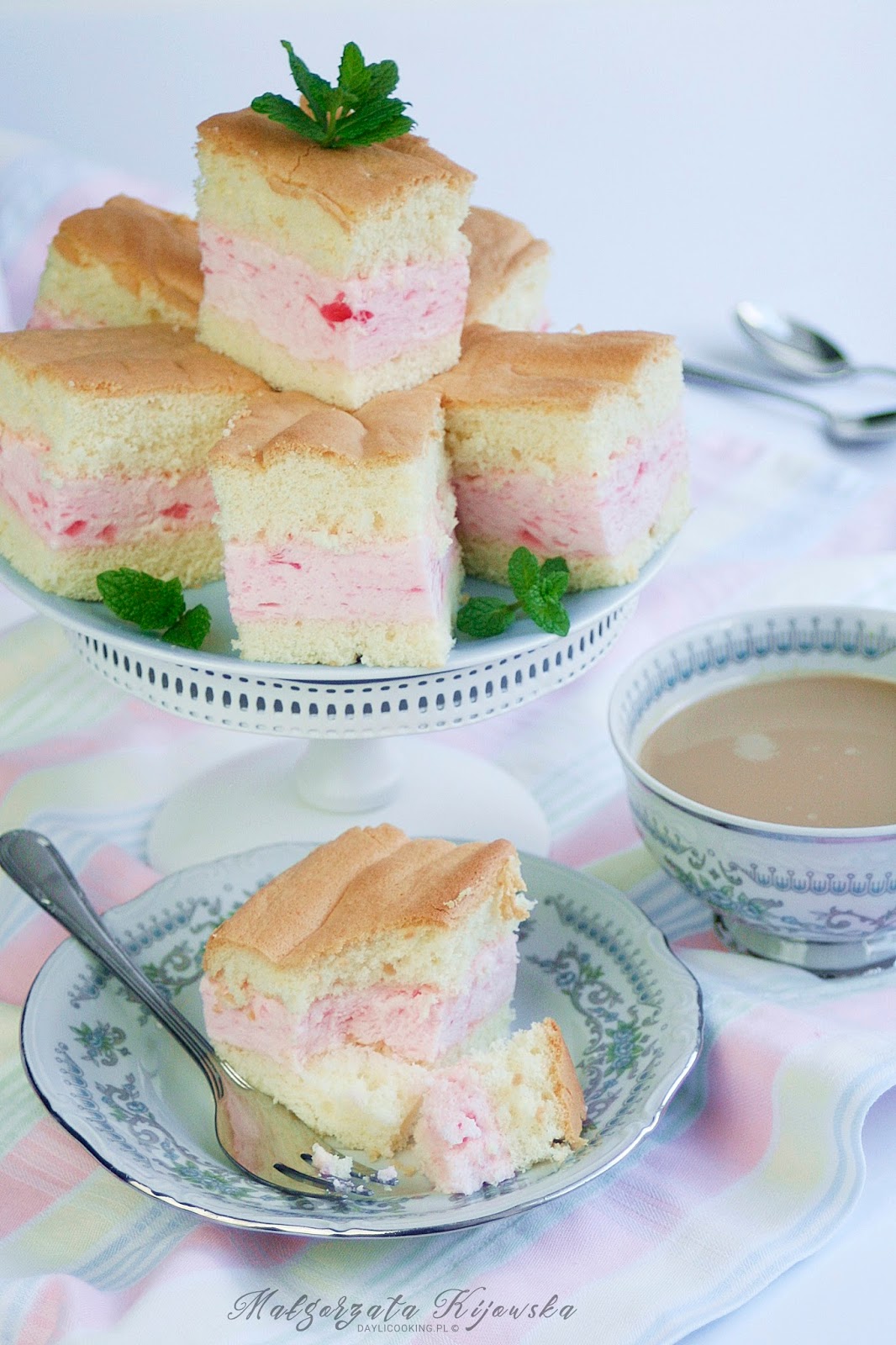 Przepis na Biszkopt z pianką z bitej śmietany i galaretki