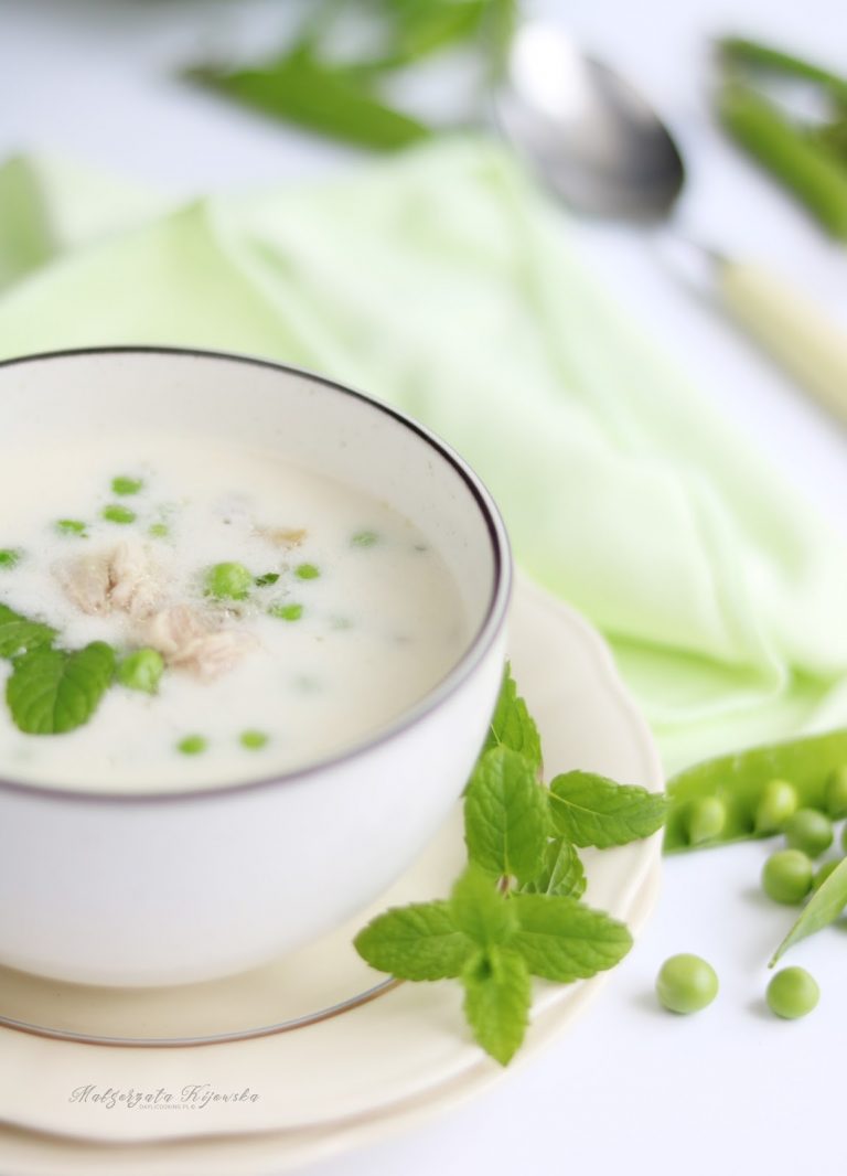 Zupa śmietanowa z kurczakiem i zielonym groszkiem, z delikatną nutą mięty
