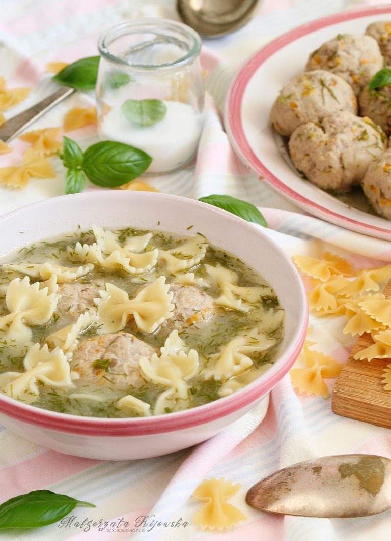 Zupa koperkowa z marchewkowymi pulpetami i makaronem