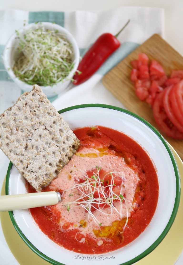 Chłodnik pomidorowo-paprykowy z kiełkami