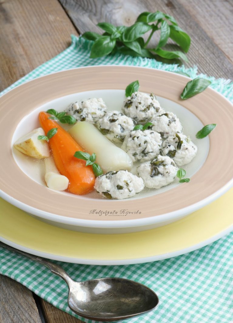 Drobiowe kuleczki bazyliowe w rosole