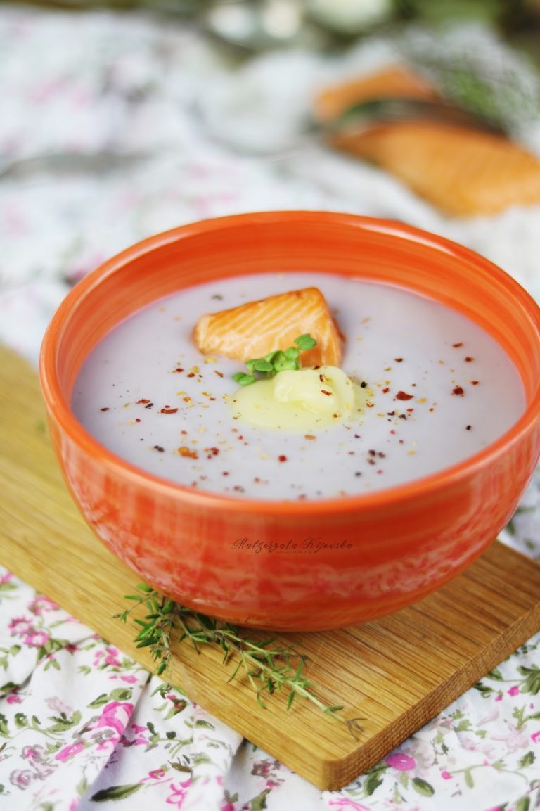Kolorowa zupa ziemniaczana z wędzonym łososiem