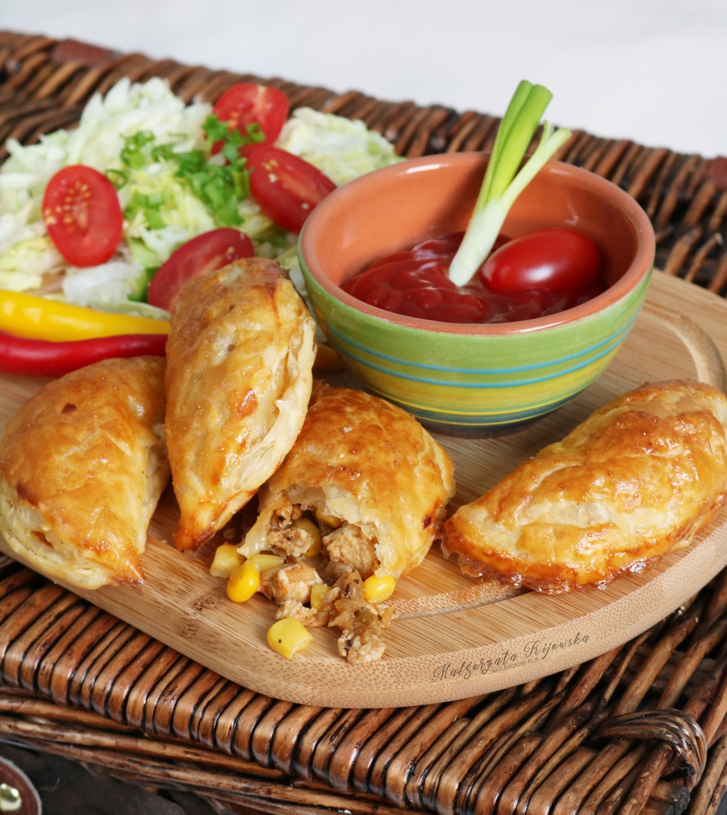 Pieczone pierożki z ciasta francuskiego, z nadzieniem z kurczaka i kukurydzy