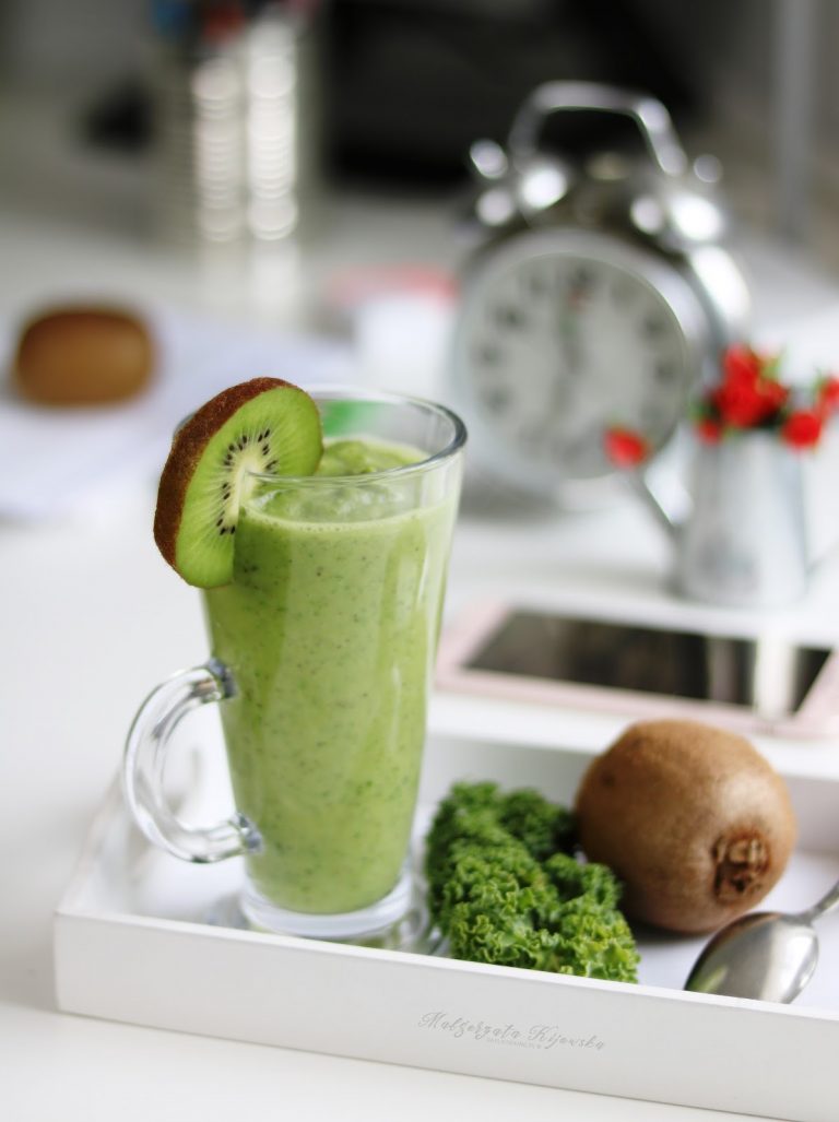 Wzmacniający zielony koktajl z awokado, kiwi i jarmużem