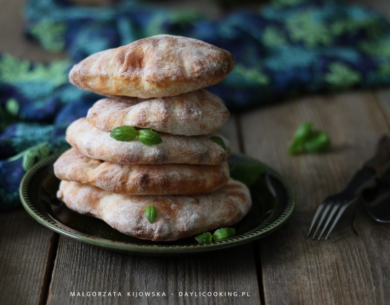 Chlebek naan czy pita?  Czym są, skąd pochodzą i jak się je robi?