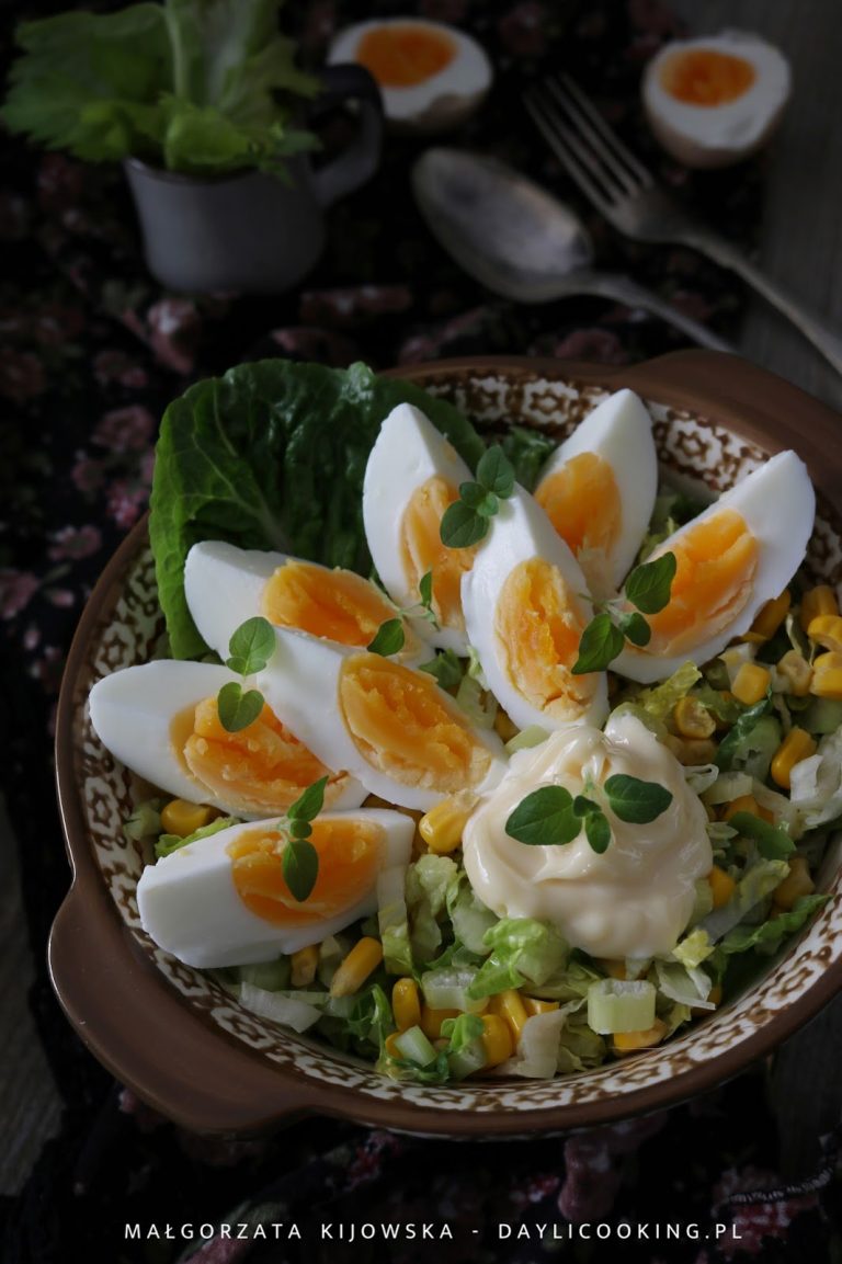 Jajeczna sałatka z selerem naciowym, kukurydzą i rzymską sałatą