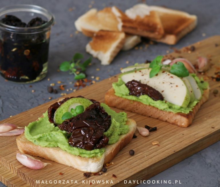 Tosty z pastą czosnkową z awokado, gruszką i suszonymi pomidorami w oliwie