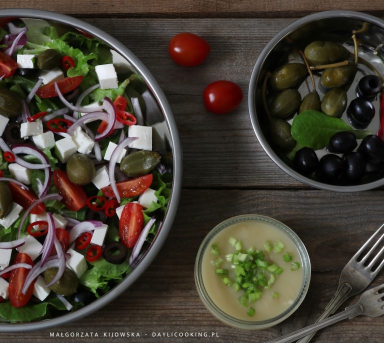Kolorowa sałatka z kaparami, oliwkami, fetą z sosem vinaigrette