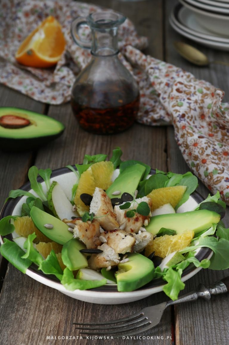 Lekka sałatka z awokado, kurczakiem, pomarańczą i gruszką