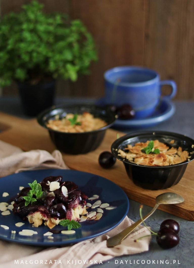 Crumble z czereśniami i migdałami