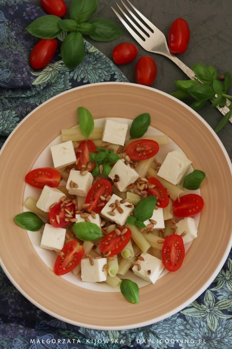 Sałatka z fasolki szparagowej z serem feta, pomidorkami, prażonym słonecznikiem i świeżą bazylią