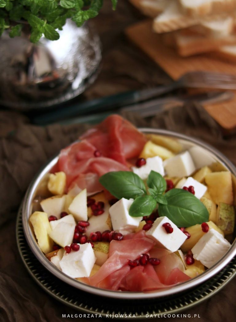 Sałatka z ananasem, gruszką, szynką szwarcwaldzką, fetą i granatem – idealne połączenie smaków