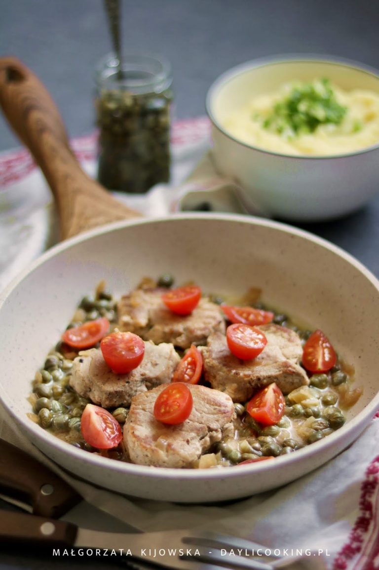 Polędwica wieprzowa duszona w sosie z kaparów, z aksamitnym puree ziemniaczanym