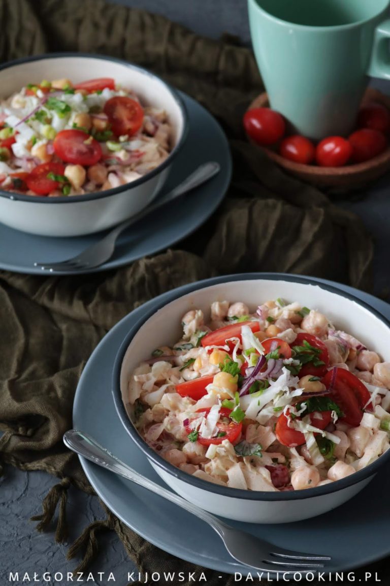 Sałatka z kapusty pekińskiej z ciecierzycą i pomidorkami koktajlowymi