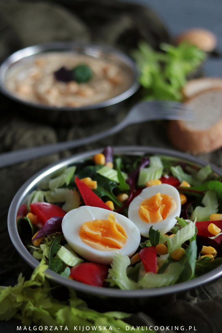 Zielona sałatka i hummus z olejem słonecznikowym – idealne drugie śniadanie