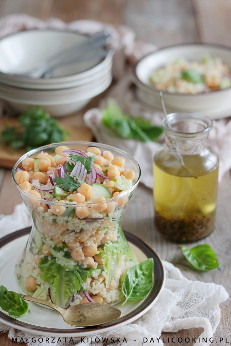 Sałatka z ciecierzycy i kuskusu z oliwą ziołowo-pieprzową