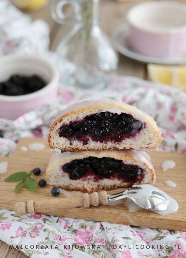 Jagodzianki - drożdżówki z jagodami