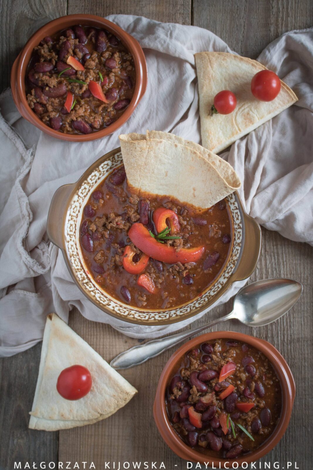 Przepis na wołowinę z fasolą i papryką - danie jednogarnkowe rozgrzewajace