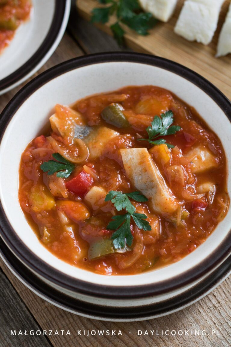 Śledzie w sosie słodko kwaśnym z papryką i pomidorami