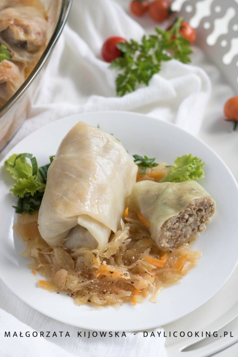 Gołąbki z kaszą jęczmienną duszone na kapuście kiszonej