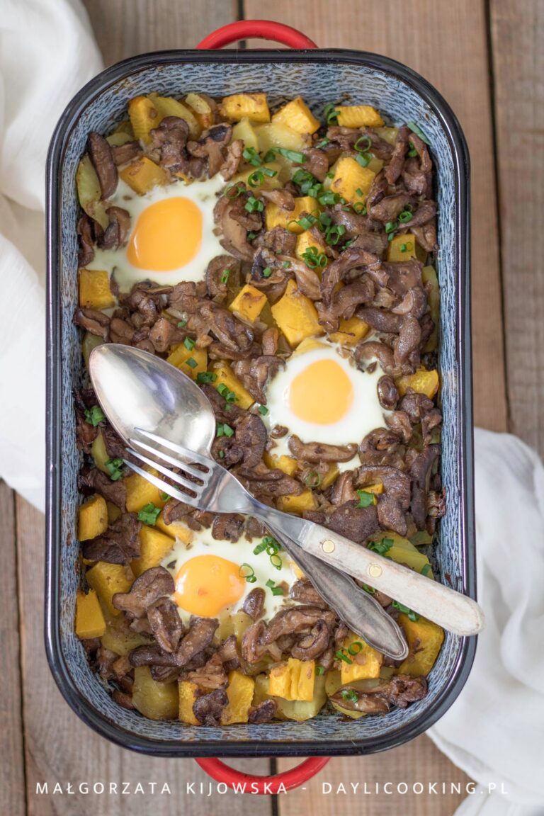 Zapiekanka z ziemniakami i dynią, z dodatkiem maślaków i jajek