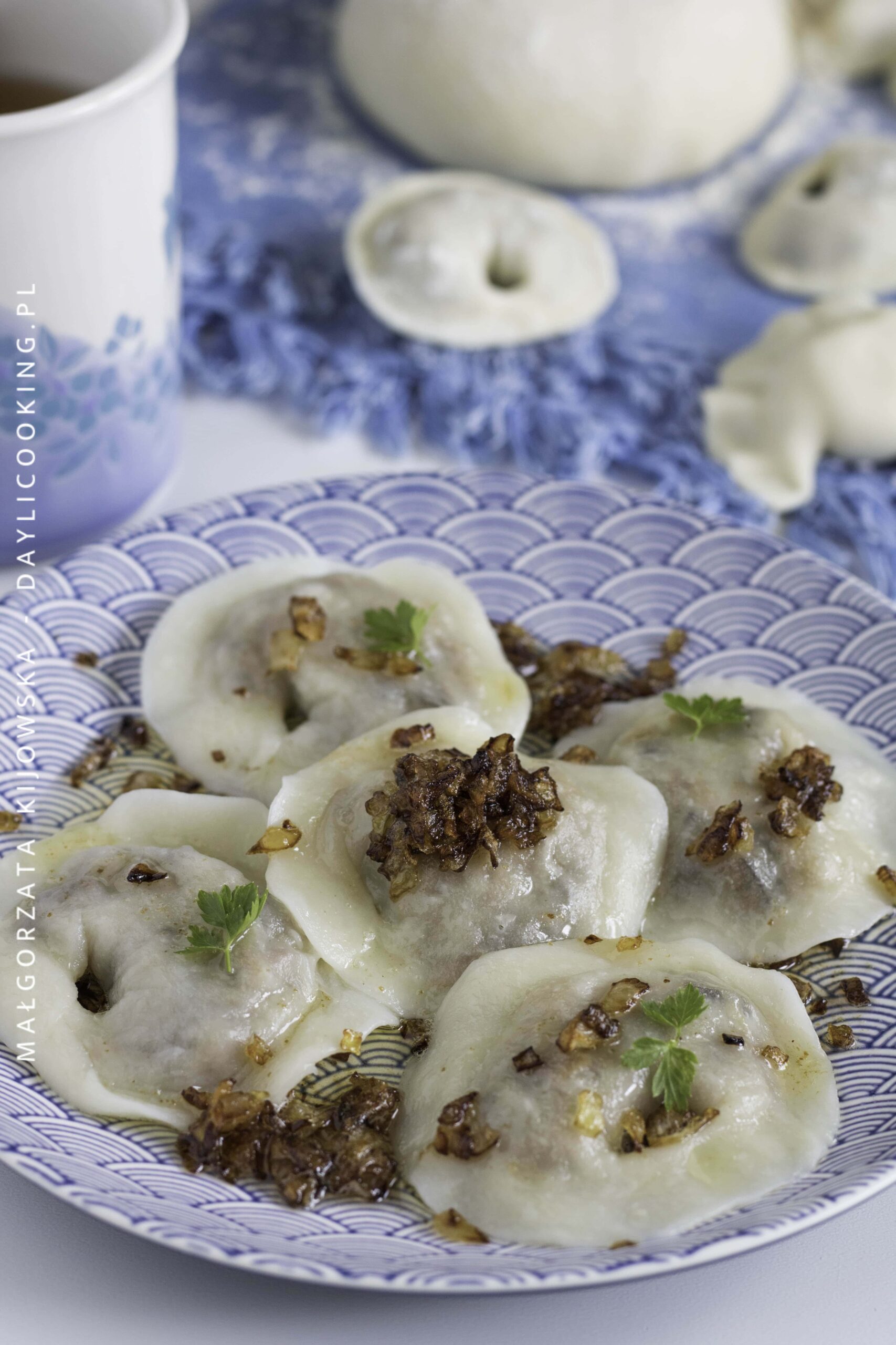 pierogi ze świeżymi grzybami i kapustą